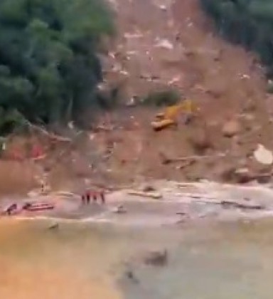 A Praia de Itaguaçu foi totalmente soterrada pela grande quantidade de barro que se desprendeu da pedra   - Foto: Redes sociais