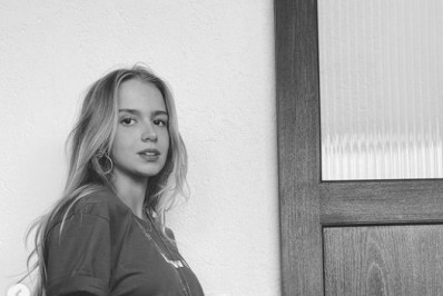 Isabella Scherer ostenta o barrigão de gêmeos ao posar nua: 'Sobre ser abrigo'