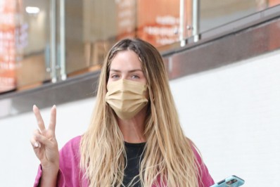 Com look confortável, Giovanna Ewbank desembarca em aeroporto de São Paulo 
