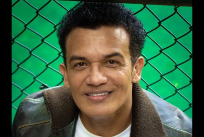 Deo Garcez sobre interpretar carnavalesco em leitura dramatizada: 'Uma honra e alegria interpretar o genial Joãosinho Trinta'