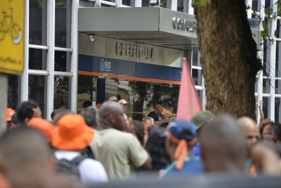 Sindicato tenta acordo e grupo independente faz ato de garis na Tijuca