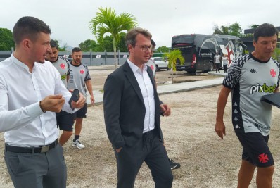 Dirigentes do Genoa, da Itália, acompanham treino do Vasco da Gama