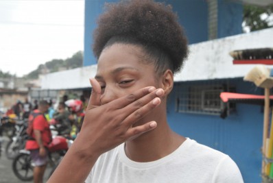 Esposa de vassoureiro morto em Queimados acusa PMs de ameaça