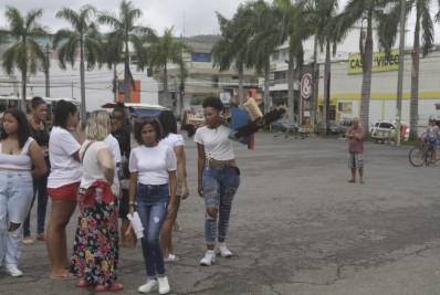 Familiares de vassoureiro morto em Queimados fazem protesto e cobram justiça