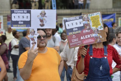 Manifestação dos profissionais da rede municipal na porta da Prefeitura do Rio, nesta quarta-feira (6) - Fabio Costa / Agência O Dia