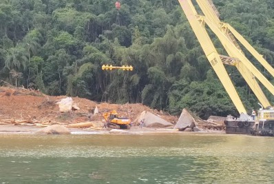 Escavadeira ajuda nas buscas por desaparecidos na Ilha Grande