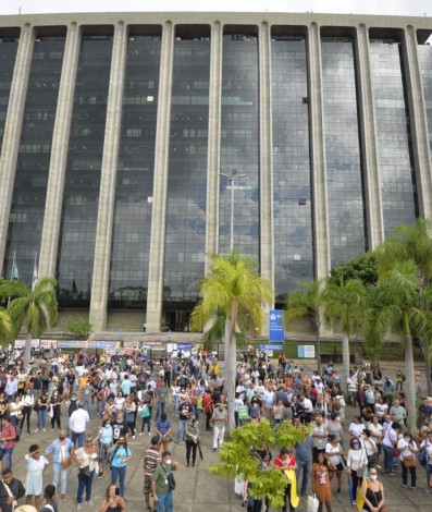 Manifestação dos profissionais da rede municipal na porta da Prefeitura do Rio, nesta quarta-feira (6) - Fabio Costa / Agência O Dia
