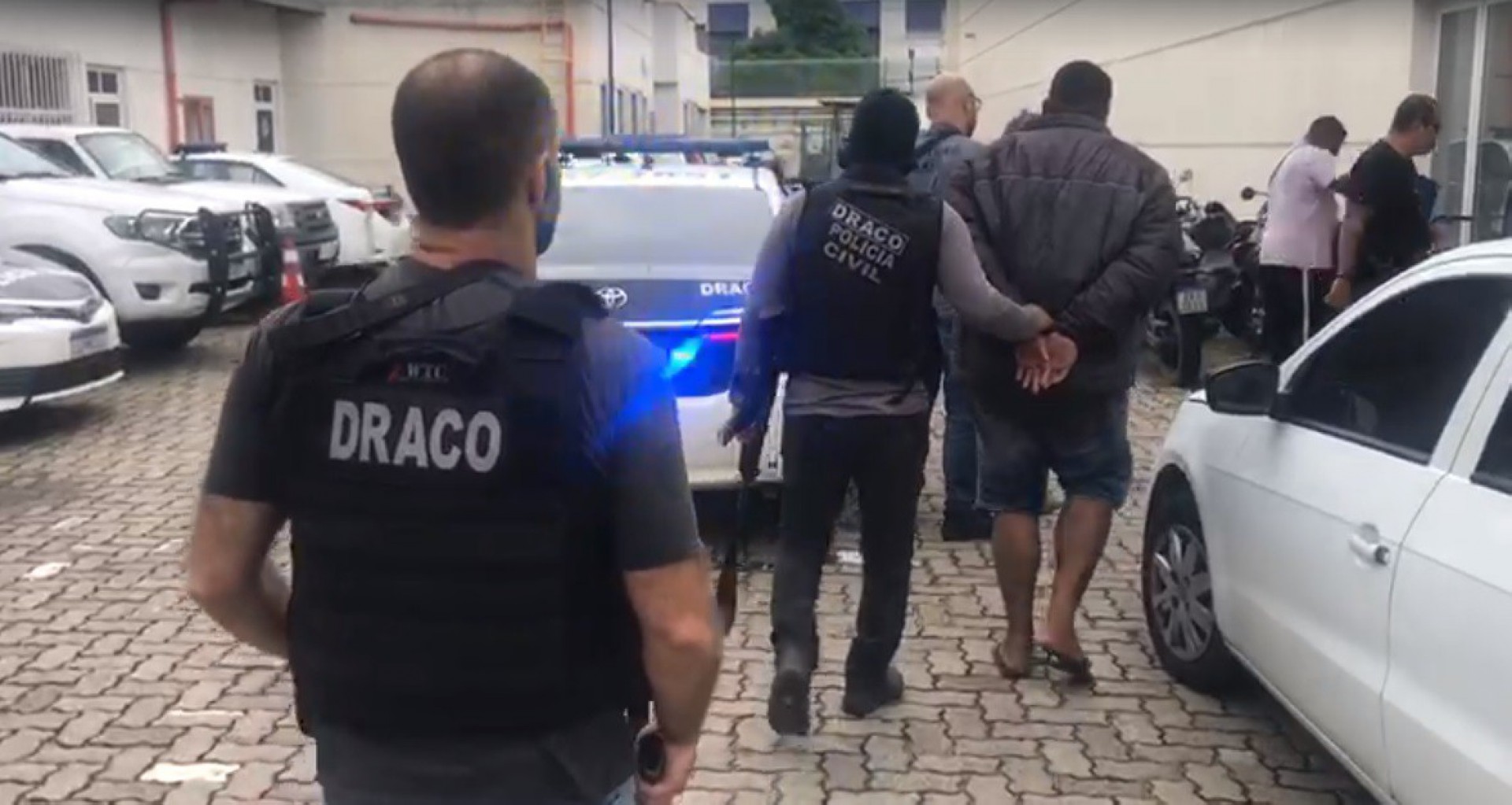 Agentes da Delegacia de Repressão às Ações Criminosas (DRACO) prendeu dois milicianos em Cosmos, na Zona Oeste do Rio, nesta quarta-feira - Divulgação / Polícia Civil