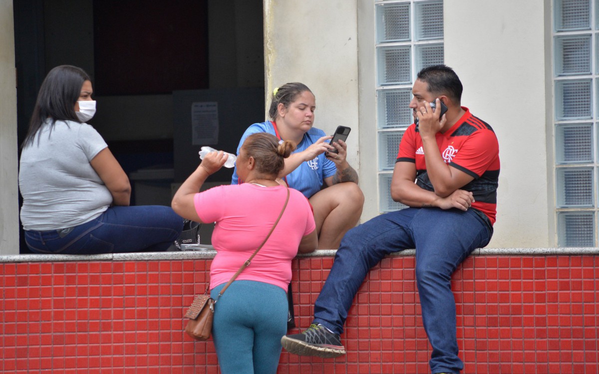 Rio de Janeiro (RJ),07.04.2022 - CIDADE / RIO DE JANEIRO/POLICIA - Familiares aguardando noticiais sobre o estado de saúde de Luis Claudio de Oliveira, no hospital Getulho Vargas ,após uma confusão que deixou dois mortos na Av Brasil altura de Guadalupe Foto: Fabio Costa / Agencia O Dia