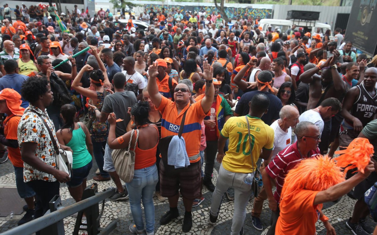 Garis fazem protesto em frente ao pr&eacute;dio do TRT durante audi&ecirc;ncia de concilia&ccedil;&atilde;o