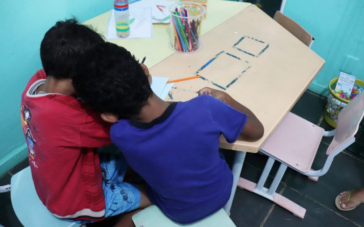 As crianças estão participando de diversas atividades na creche do bairro