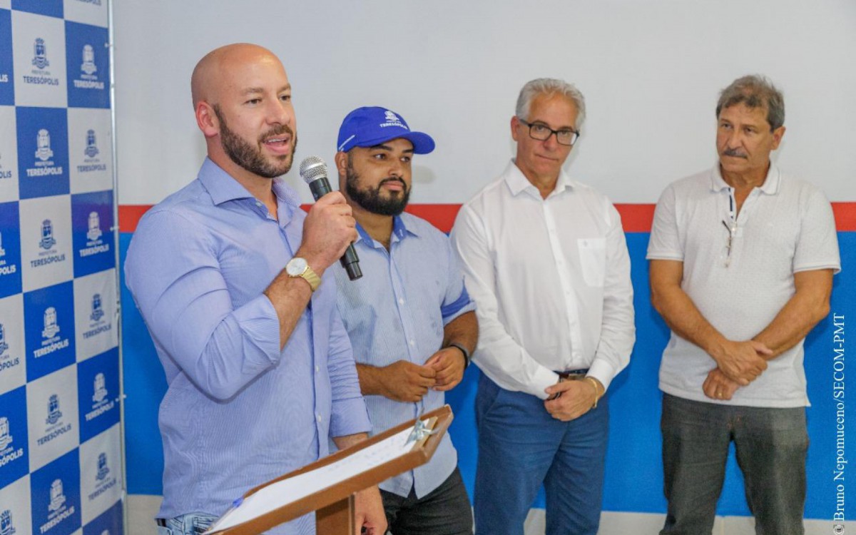 Prefeito Vinicius Claussen e vereadores Diego Barbosa, Paulinho Nogueira e Teco Despachante na inauguração do CRAS Bonsucesso