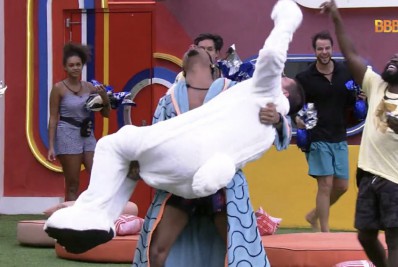 Vestido de coelho, Arthur Aguiar retorna à casa do 'BBB 22': 'Que loucura, voltei'