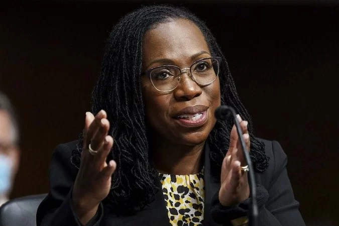 Senado confirma Ketanji Brown Jackson como primeira juíza negra da Suprema Corte dos EUA