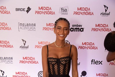 Taís Araújo surge deslumbrante em pré-estreia de filme