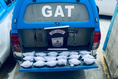 GAT apreende arma e mais de duas mil cápsulas de cocaína em Arraial do Cabo