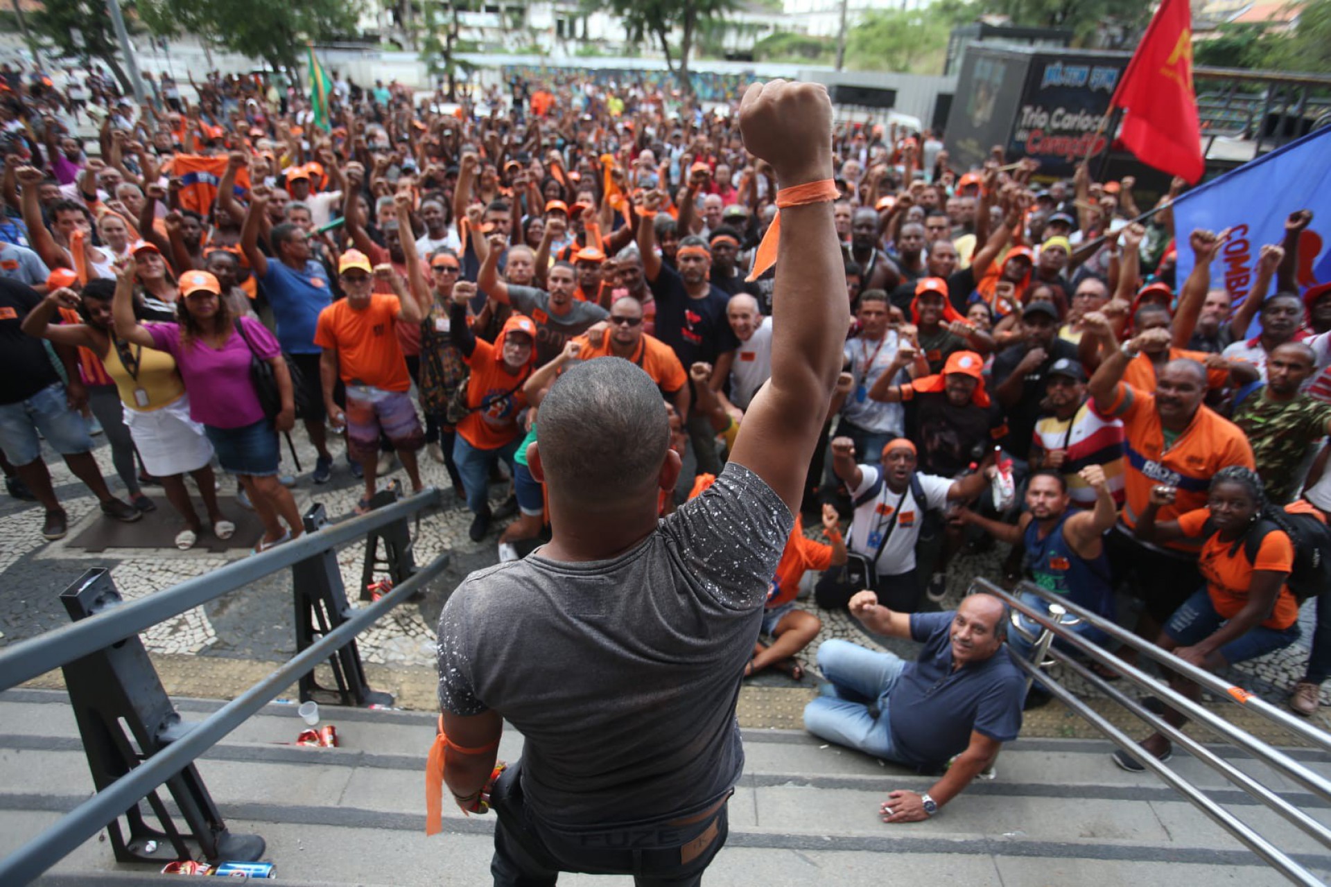 Garis fazem protesto em frente ao prédio do TRT durante audiência de conciliação - Cleber Mendes/Agência O Dia
