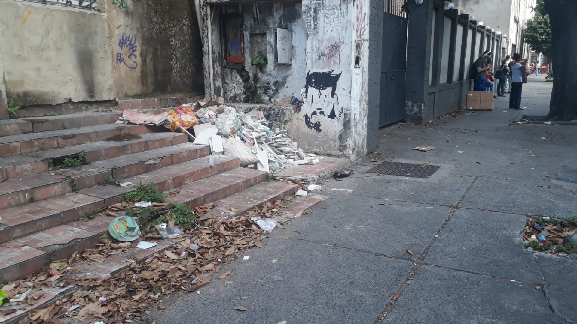 Lixo e entulho acumulados na Rua Pareto, perto da UPA da Tijuca - Raphael Perucci/Agência O Dia