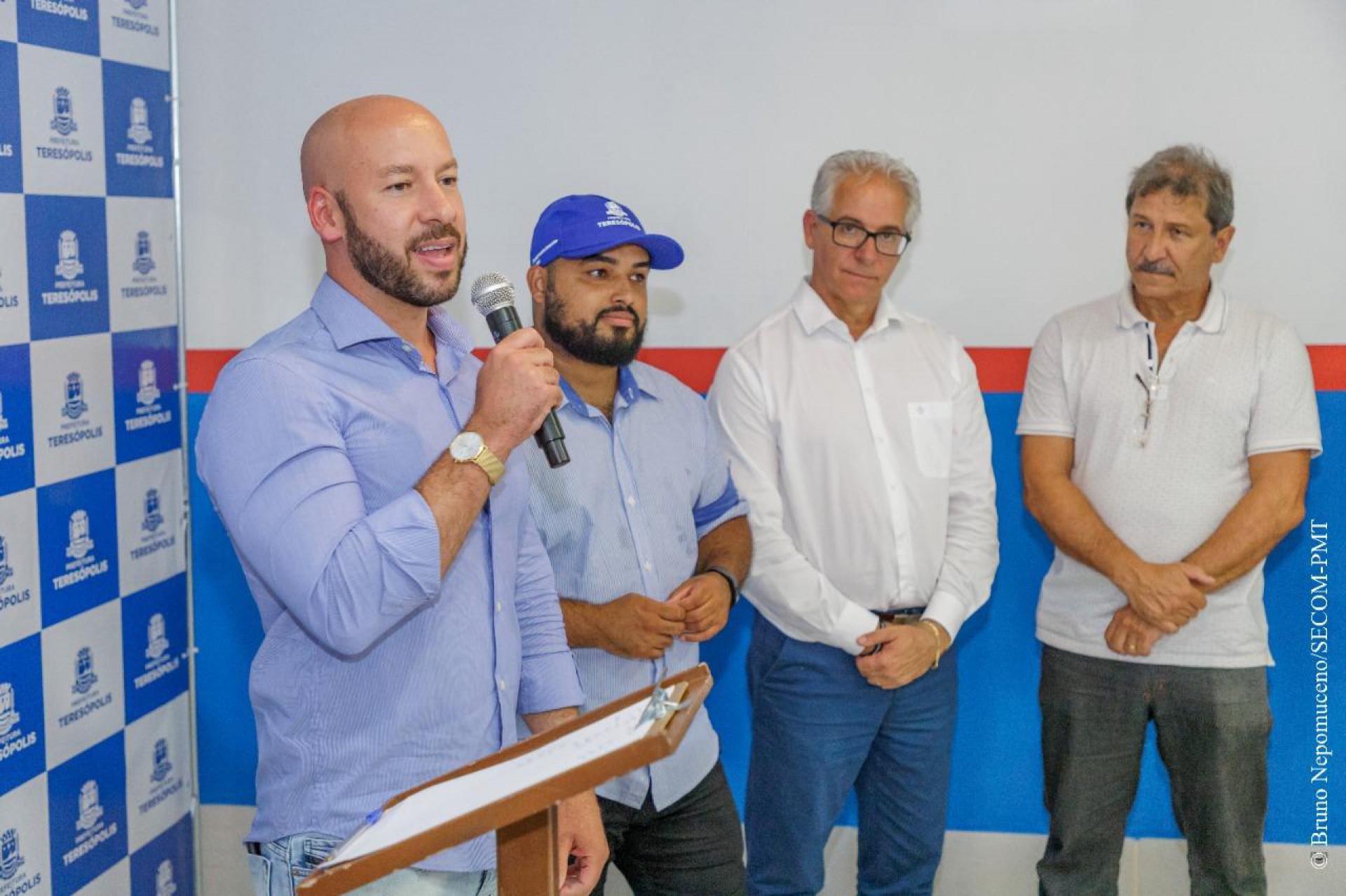 Prefeito Vinicius Claussen e vereadores Diego Barbosa, Paulinho Nogueira e Teco Despachante na inauguração do CRAS Bonsucesso - Bruno Nepomuceno