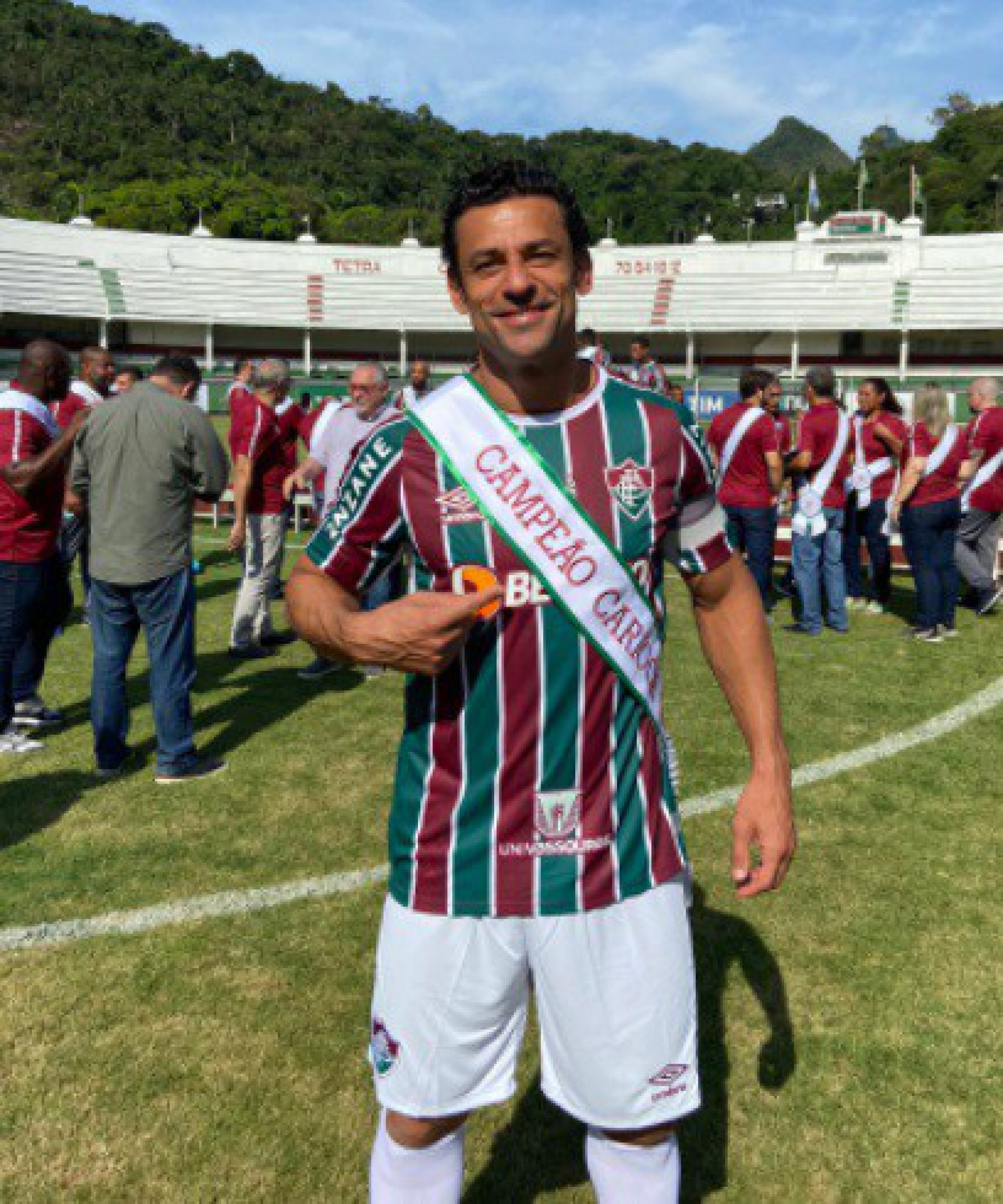 Fred recebe faixa de campeão carioca - Divulgação / Fluminense