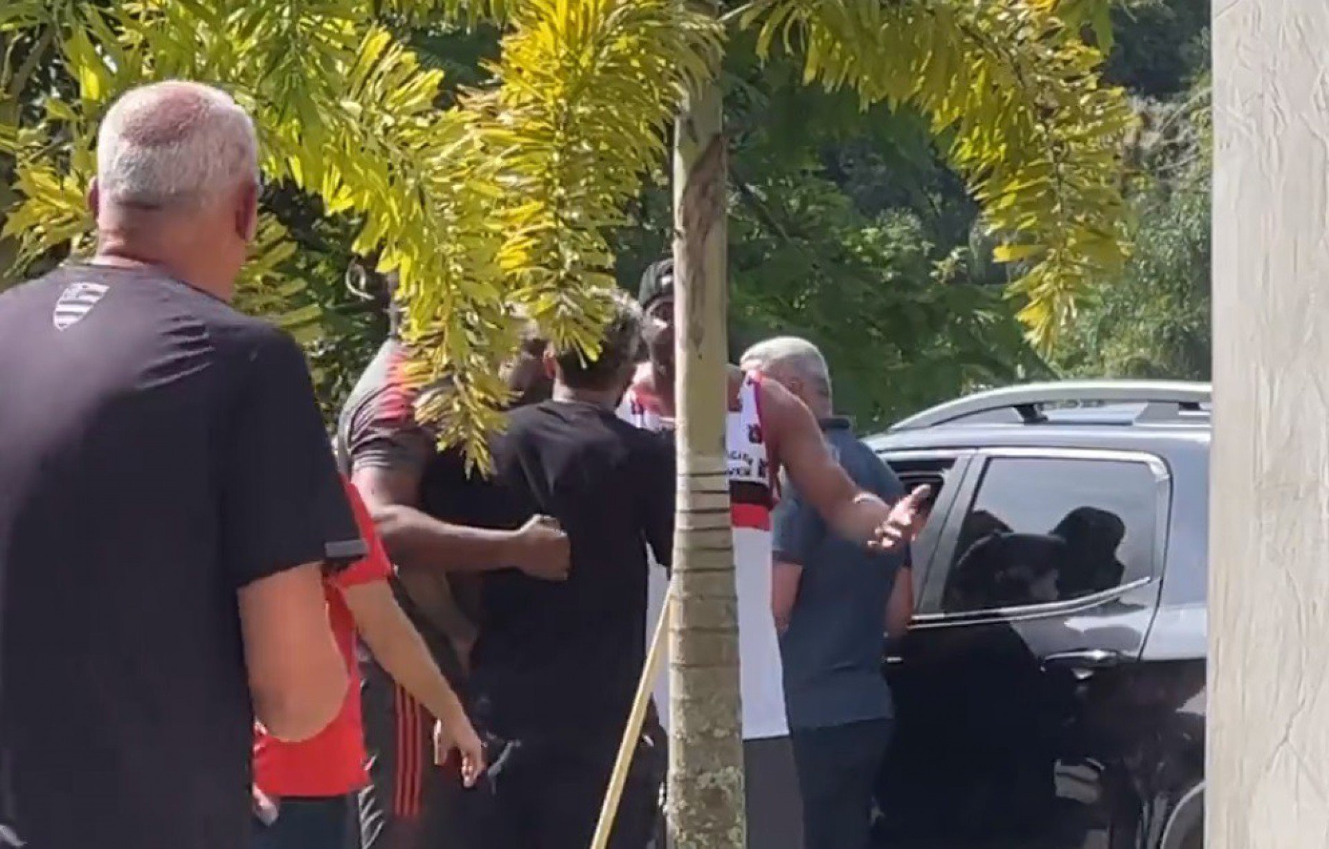 Gabigol conversa com torcedores do Flamengo no Ninho - Reprodução