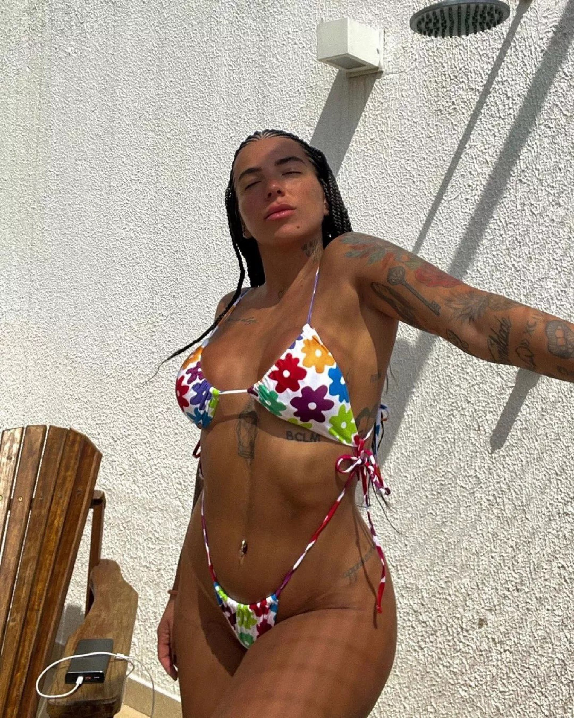 Petra Mattar exibe as curvas em banho de chuveirão - reprodução do instagram