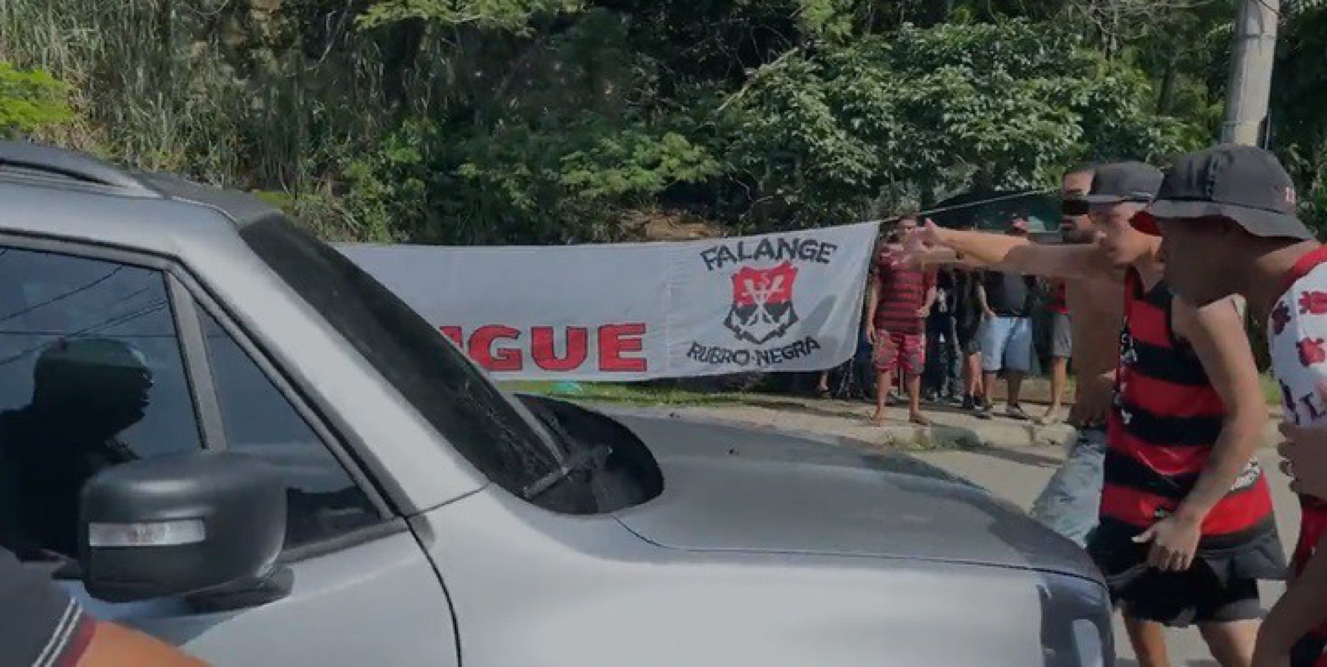 Torcedores do Flamengo comparecem ao Ninho em protesto - Reprodução