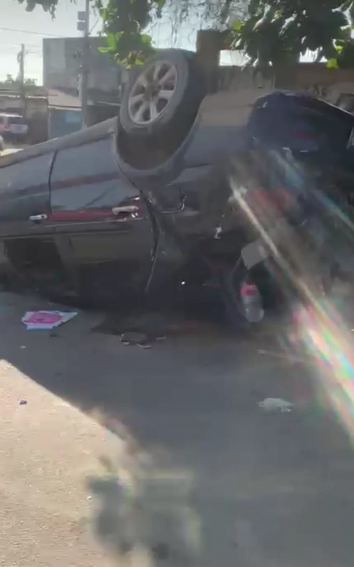 O carro capotado usado pelo suspeito do crime que tamb&eacute;m teria morrido, at&eacute; esta manh&atilde; ainda se encontrava na Rua Castro Alves