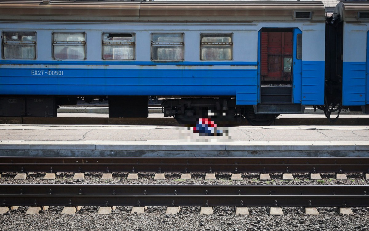 Vítima em plataforma de trem após bombardeio  - Anatolii STEPANOV / AFP