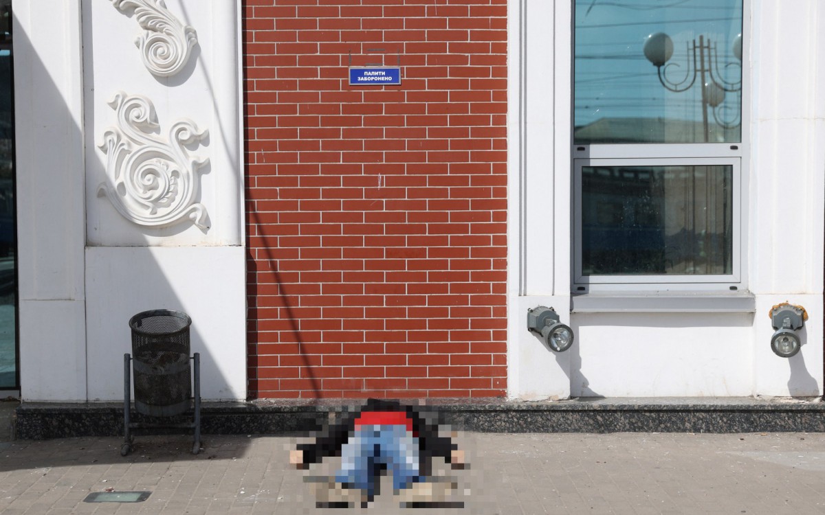 Vítima de bombardeio em estação de trem na Ucrânia - Anatolii STEPANOV / AFP