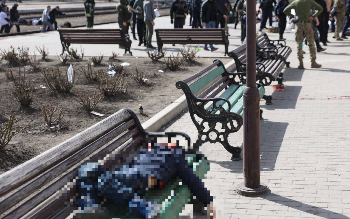 Corpo de jovem em banco após explosão em estação de trem - Anatolii STEPANOV / AFP