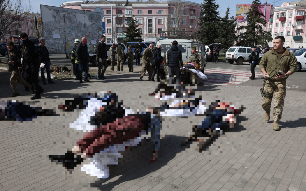 Emergência atende vítimas de bombardeio em estação de trem na Ucrânia - Anatolii STEPANOV / AFP