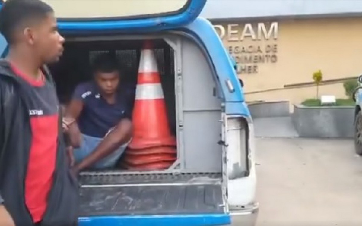 Os presos na chegada a 54&ordf; DP (Belford Roxo)