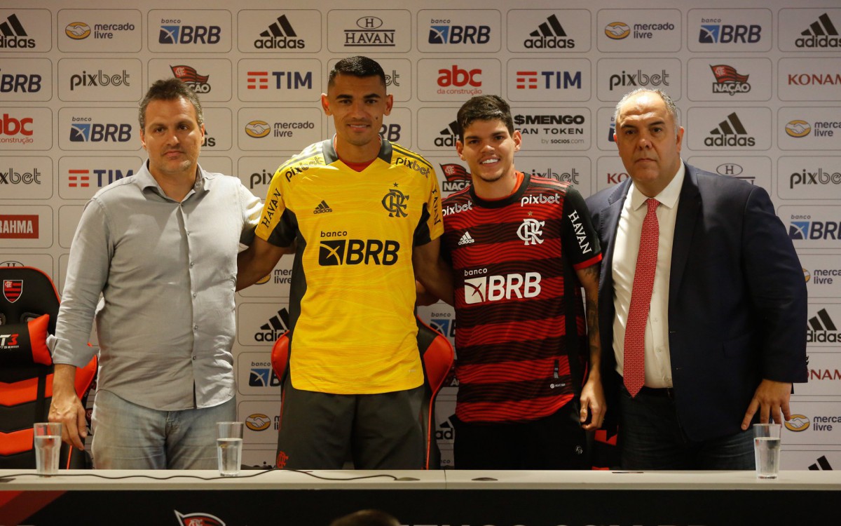 Santos e Ayrton Lucas se apresentam ao Flamengo