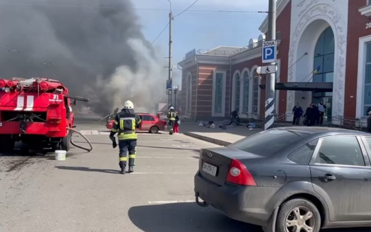Bombeiros tentam controlar situaÃ§Ã£o em Kramatorsk  - ReproduÃ§Ã£o