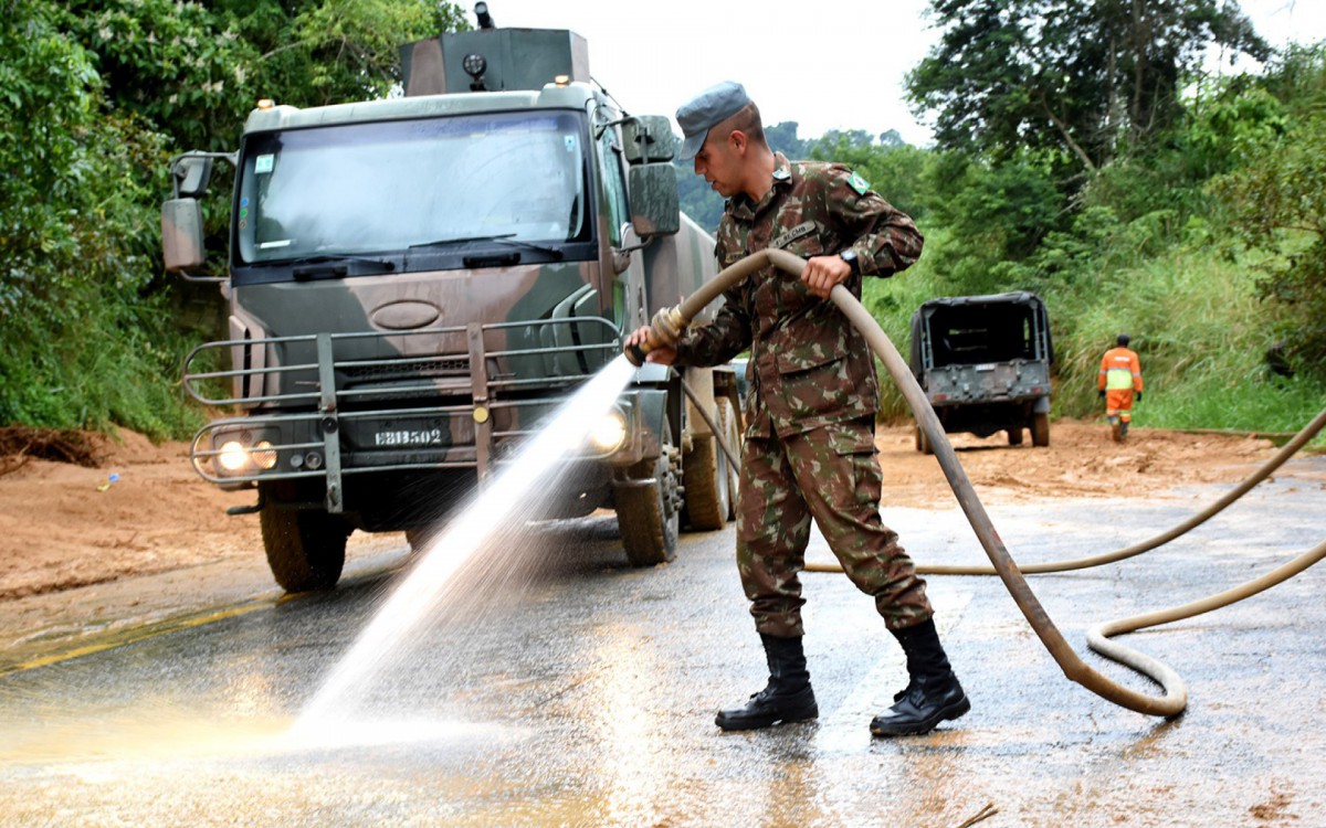 Os homens do Ex&eacute;rcito est&atilde;o tendo bastante trabalho para retirar toda a sujeira que cobre a Rio-Santos desde a semana passada