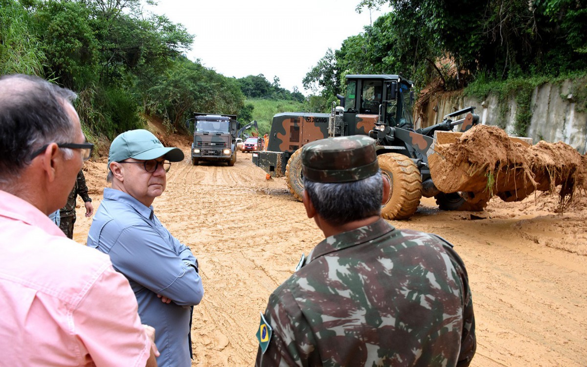 O prefeito de Angra, Fernando Jord&atilde;o, e o Coronel Engenheiro M&aacute;rio Cabral, comandante do 4&ordm; Batalh&atilde;o de Engenharia de Combate do Ex&eacute;rcito de Itajub&aacute; (MG) acompnham os trabalhos na Rio-Santos  