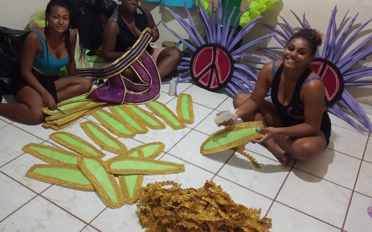 Cristina e amigas trabalham em fantasias em quarto alugado para abrigar ateli&ecirc; ap&oacute;s perder seu im&oacute;vel