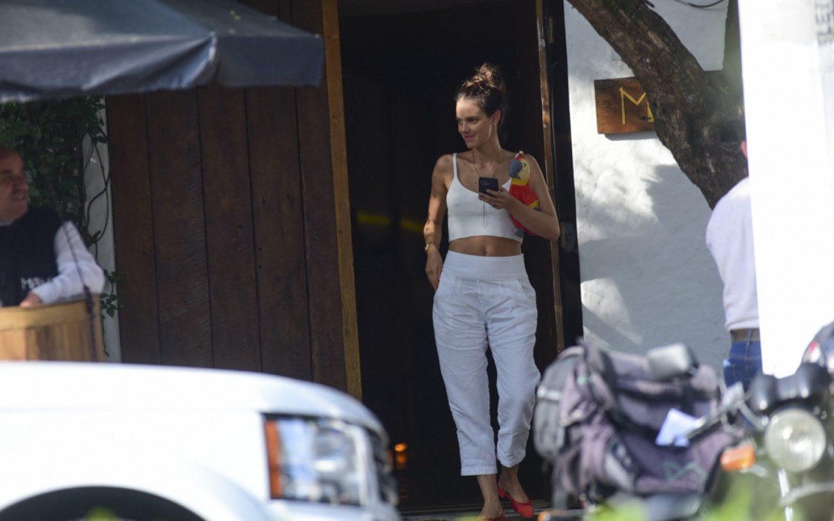 Chay Suede e Laura Neiva deixam restaurante em S&atilde;o Paulo, na tarde desta quinta-feira