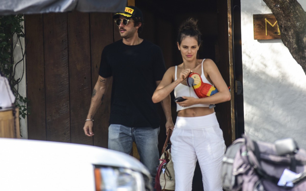 Chay Suede e Laura Neiva deixam restaurante em S&atilde;o Paulo, na tarde desta quinta-feira