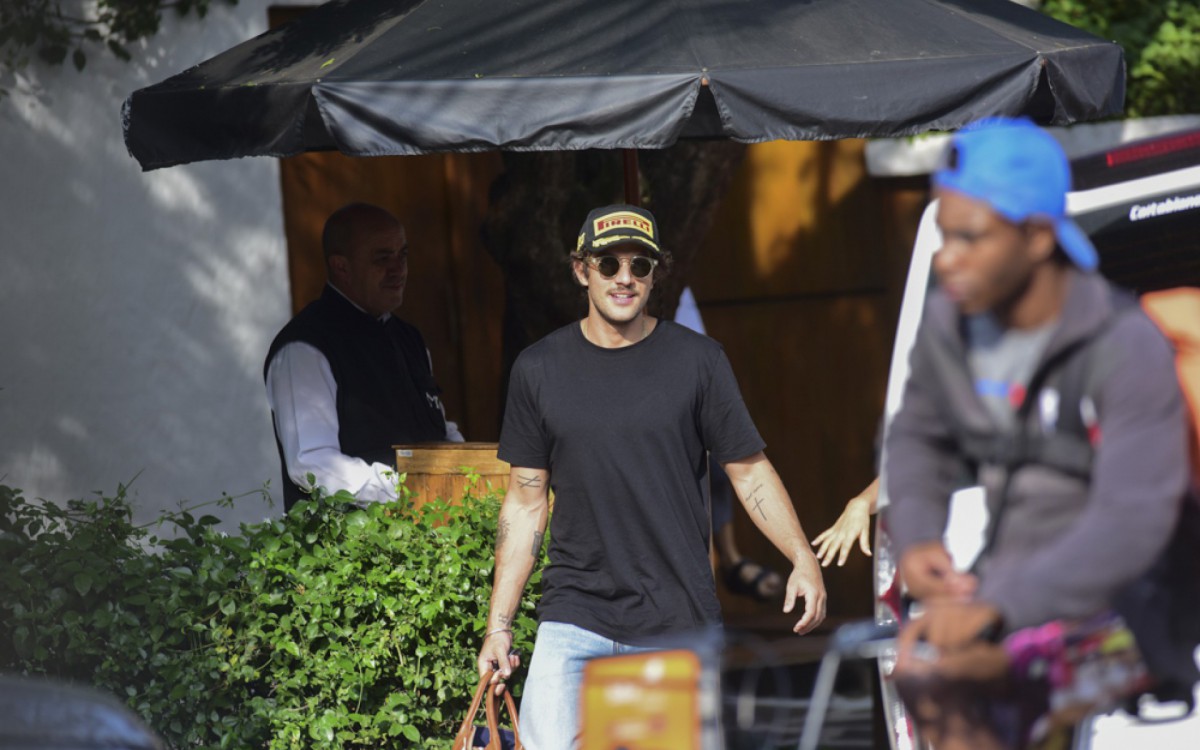 Chay Suede e Laura Neiva deixam restaurante em S&atilde;o Paulo, na tarde desta quinta-feira