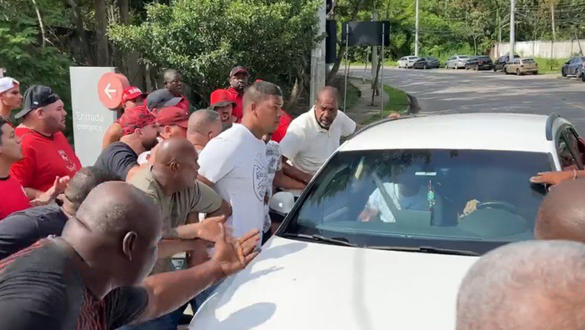 Torcedores do Flamengo comparecem ao Ninho em protesto - Reprodução