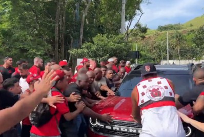 Clima tenso! Torcedores do Flamengo hostilizam Marcos Braz em protesto no Ninho