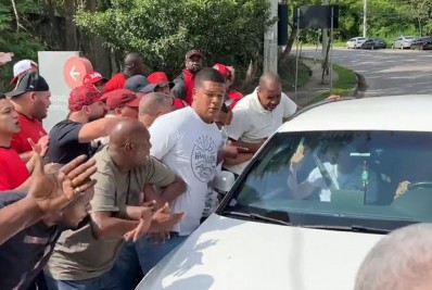 Torcedor do Flamengo tenta pegar arma de policial e é detido em protesto no Ninho