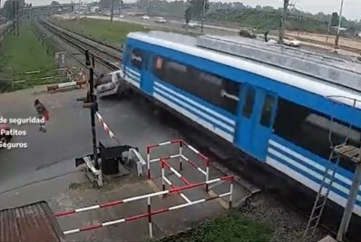 Trem colide com carro preso nos trilhos e deixa dois feridos