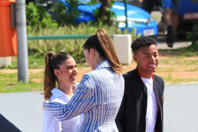 Camila Queiroz e Giovanna Grigio gravam comercial na Zona Oeste do Rio