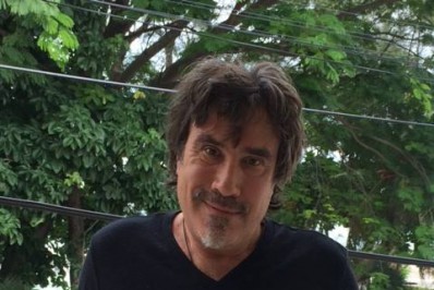 Após assalto no Centro do Rio, tatuador americano vai continuar com bala alojada no joelho