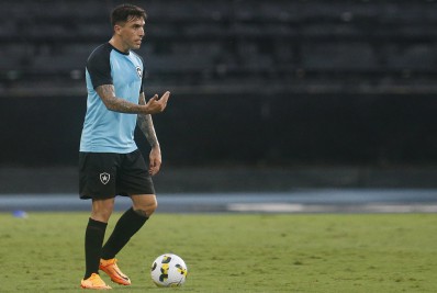Lateral do Botafogo elogia evolução da equipe, mas ressalta: 'Ainda temos muito a melhorar'
