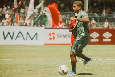 Atacante do Fluminense sofre lesão no tornozelo e dá susto em treinamento