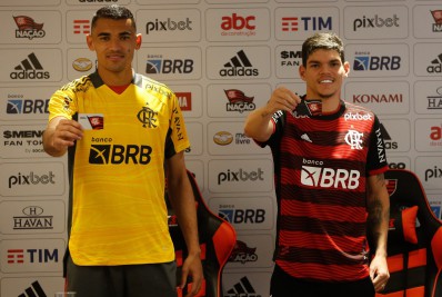 Após protesto no CT, Ayrton Lucas e Santos se apresentam ao Flamengo